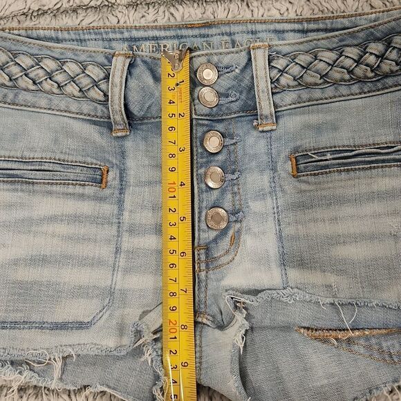 Light wash, exposed button fly American Eagle jean shorts size 6 - Picture 7 of 8